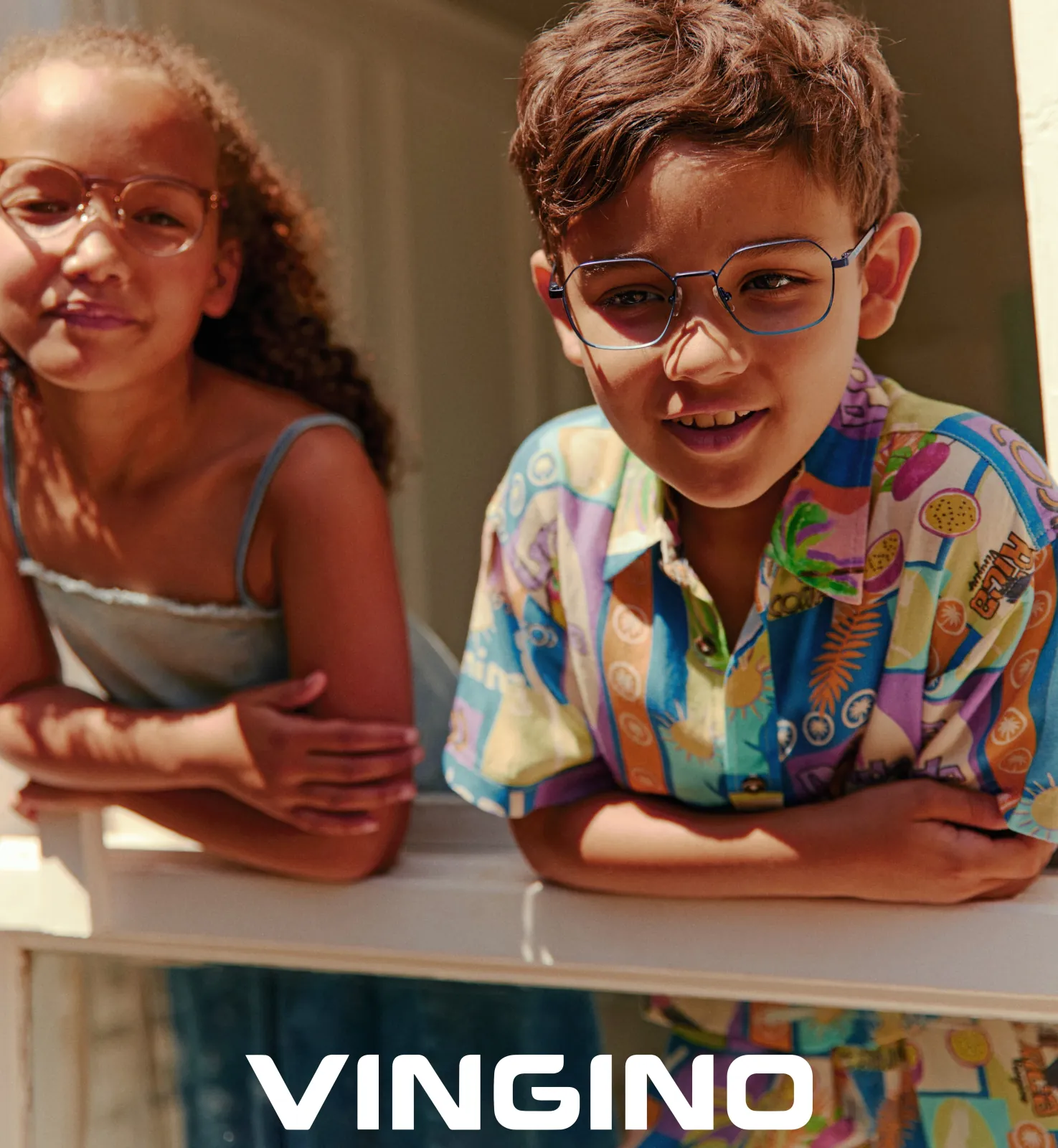Twee kinderen met Vingino-brillen